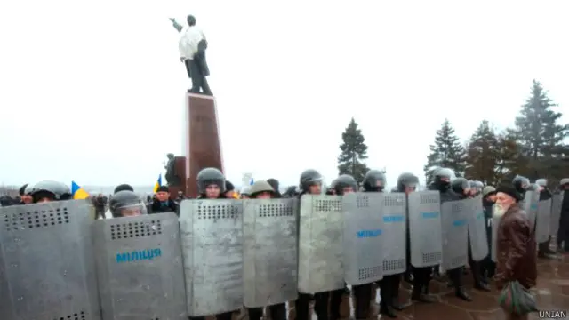Пам'ятник Леніну у Запоріжжі охороняють посилені наряди міліції 