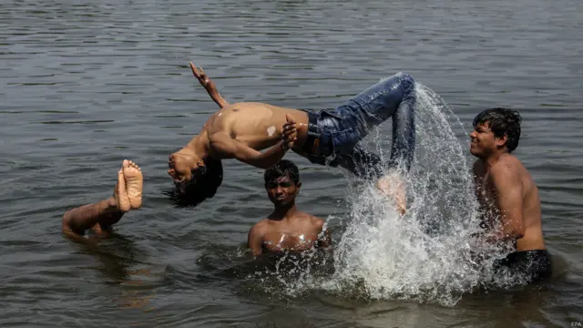 بھارت کے شہر احمد آباد میں نوجوان سخت گرمی سے چھٹکارا پانے کے لیے سبرمتی دریا میں نہا رہے ہیں۔