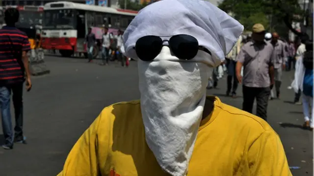 حیدر آباد شہر میں ایک موٹر سائیکل سوار نے لُو سے بچنے کے لیے خاصا اہتمام کر رکھا ہے۔