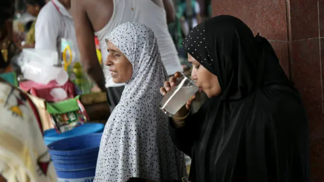 کولکتہ میں شدید گرمی کی وجہ سے نمبو پانی کی فروخت میں زبردست اضافہ ہو گیا ہے۔ بھارت میں شدید گرمی عام طور پر مارچ سے اگست تک ہوتی ہے۔