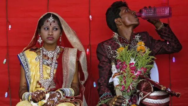 بھارت میں سخت گرمی کی لہر سے دولھے اور دلھنیں بھی نہ بچ سکے۔ اکشایا تریتیا کے موقعے پر ایک اجتماعی شادی میں کئی جوڑوں کو شدید گرمی میں شادی کرنا پڑی کیونکہ اس دن کو شادی کے معاملے میں ہندو رسم و رواج کے مطابق مقدس ترین دن سمجھا جاتا ہے۔ 