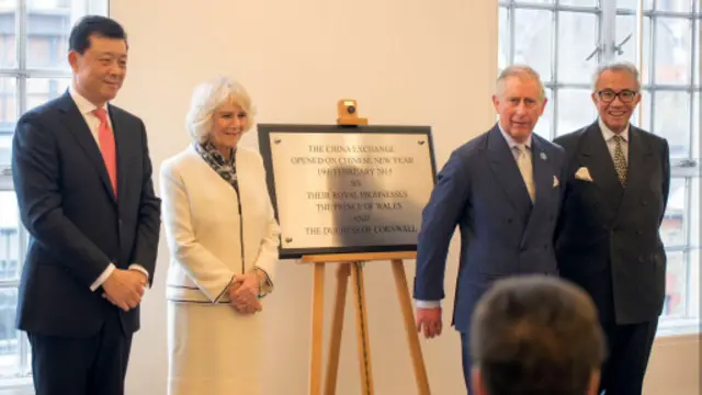 中國站在倫敦開幕時，英國查爾斯王儲夫婦和中國駐英大使劉曉明到場揭幕。 （照片由鄧永鏘爵士提供）