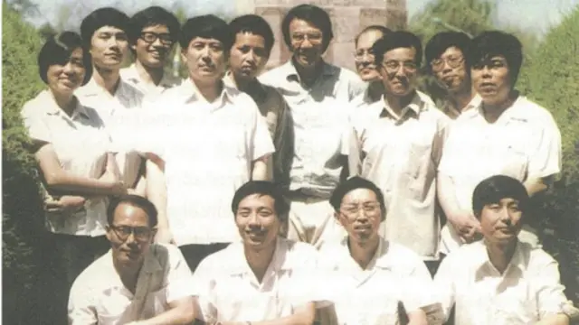 1983年至1984年，鄧永鏘在北京大學教書時與其學生們合照 （照片由鄧永鏘爵士提供）