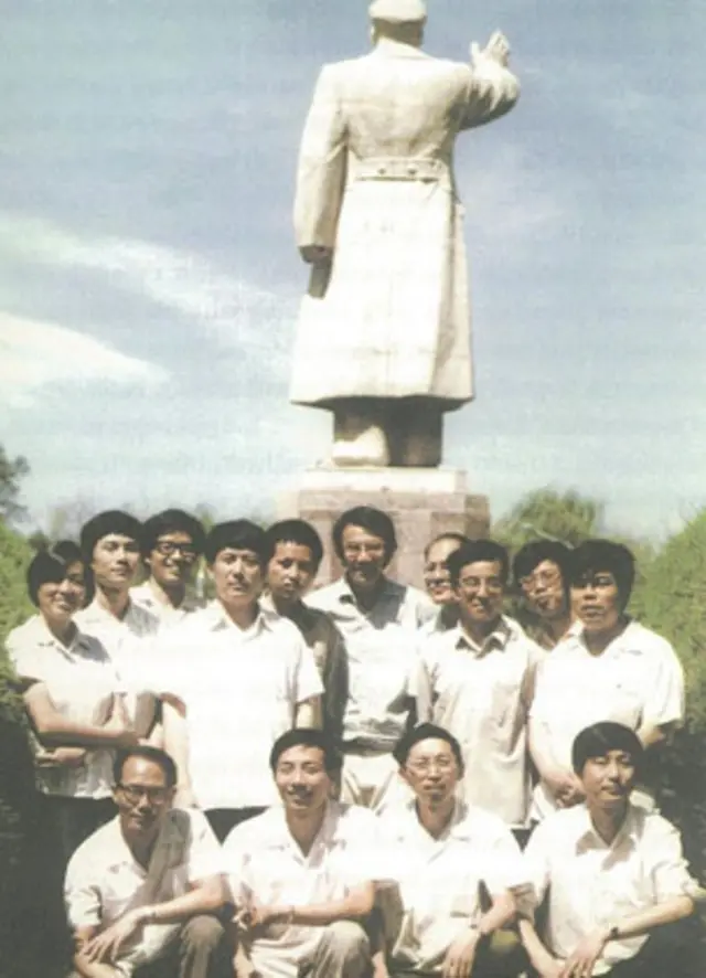 1983年至1984年,邓永锵在北京大学教书时与其学生们合照 (照片由邓永锵爵士提供)