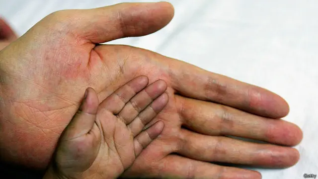 Ладошка семилетнего ребенка в ладони одного из самых высоких людей в Китае