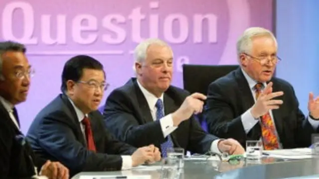 2015年3月,邓永锵(左一)与彭定康(左三)、龙永图(前中国世贸谈判首席谈判代表)和中国外交部部长助理刘建超(右一)一起在上海出席BBC政论节目“问答时间(Question Time)” (照片由邓永锵爵士提供)