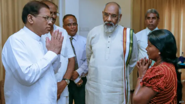 Presiden Maithripala Sirisena dan ibu korban