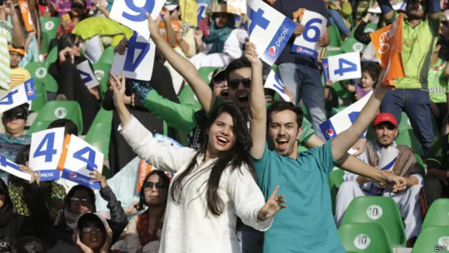 سخت سکیورٹی انتظامات کے باوجود شائقین کا جوش وخروش بھی غیر معمولی رہا