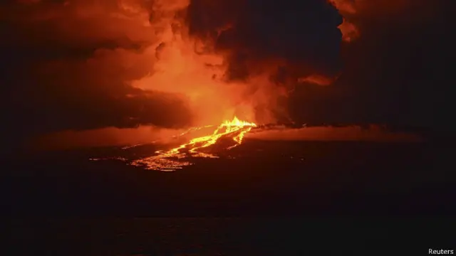 По данным местных властей, лава течет в юго-западном направлении