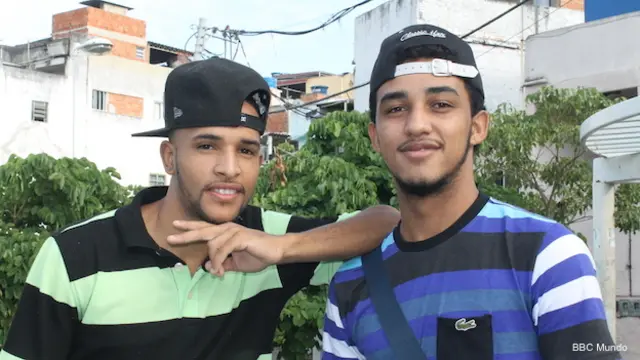 Allexandre Ferreira y Samuel Silva, protagonistas de una serie de humor en las favelas del Complexo do Alemão, Río de Janeiro, Brasil