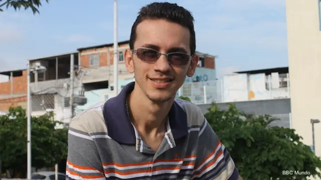 Bruno Alcântara, camarógrafo de una serie de humor en el Complexo do Alemão, Río de Janeiro, Brasilnu
