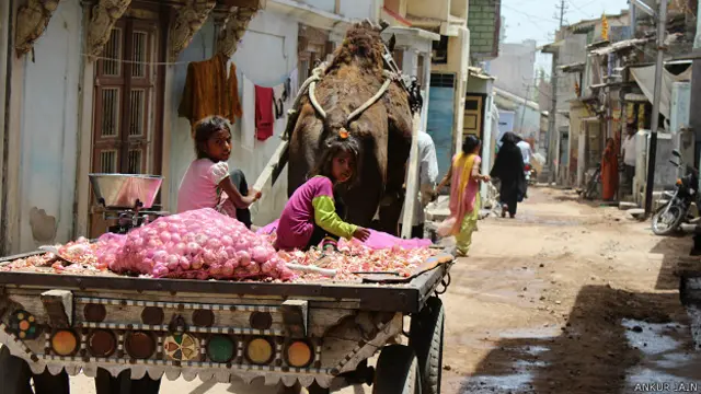 मोदी के घर को जाने वाली गली.