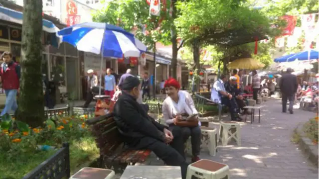 Fatsalı emekli: "Ak Parti evelallah birinci olacak. Çok memnunuz. Böyle parti daha nerde göreceğiz?"