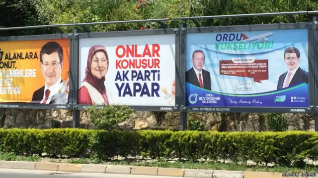 Ünye'de AKP'nin seçim afişleri ve belediyeden bir açılışa davet ilanı.