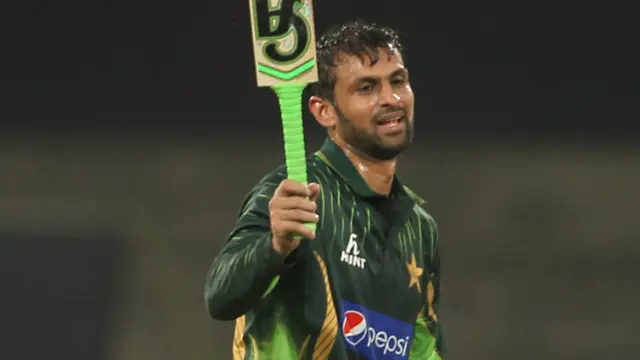  شعیب ملک نے اپنی سنچری صرف 70 گیندوں پر مکمل کی جو پاکستان کی سر زمین پر اعجاز احمد کی 68 گیندوں کے بعد کسی بھی پاکستانی بیٹسمین کی دوسری تیز ترین سنچری ہے انھوں نے آخری بار ستمبر سنہ 2009 میں بھارت کے خلاف سنچورین میں سنچری بنائی تھی جس کے بعد 30 اننگز بغیر کسی نصف سنچری کے کھیل کر اب انھوں نے تین ہندسوں کی یہ اننگز کھیلی ہے۔