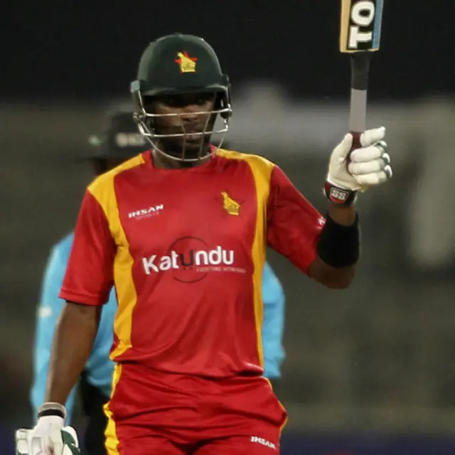 کپتان چگمبورا جب تک کریز پر رہے پاکستانی بولرز پریشان ہی رہے انھوں نے حماد اعظم کے گرائے گئے کیچ کا فائدہ اٹھاتے ہوئے ون ڈے انٹرنیشنل میں اپنی پہلی سنچری بنائی۔ ان کی جارحانہ بیٹنگ کی زد میں جو بھی آیا اسے خود کو بچانا مشکل ہوگیا۔ خاص کر محمد سمیع کے لیے ٹی ٹوئنٹی میچوں کی طرح اس بار بھی رنز روکنا ممکن نہ رہا۔ چگمبورا نے ان کے ایک اوور میں تین چھکوں اور ایک چوکے کی مدد سے 22 رنز بنا ڈالے۔