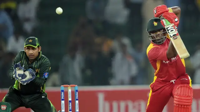 زمبابوے نے 65 رنز پر دو وکٹیں گنوانے کے بعد مازاکادسا اور کپتان چگمبورا کے ذریعے پاکستانی بولنگ کو کڑے وقت سے گزارا لیکن ان کے درمیان124 رنز کی شراکت شعیب ملک کے ہاتھوں ٹوٹنے کے بعد مہمان ٹیم کے لیے بڑھتے ہوئے رنز اوسط کو اپنی مٹھی میں کرنا مشکل ہوتا چلا گیا۔