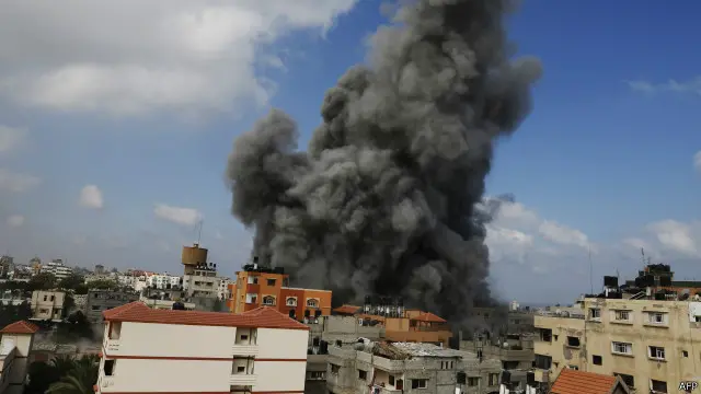  إسرائيل تقول إنها استهدفت "مواقع بنية تحتية إرهابية" في أربع غارات على غزة.