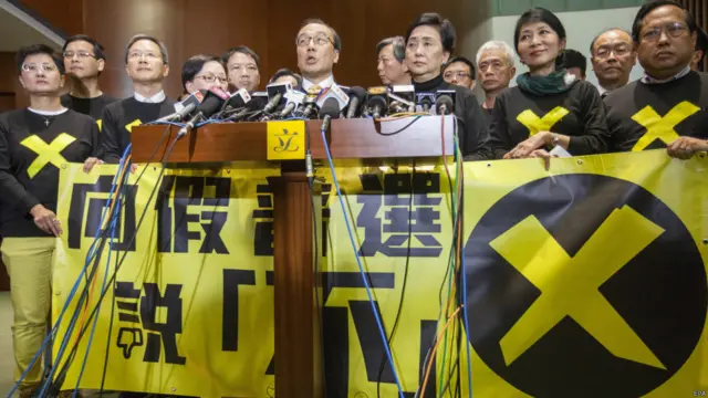 香港泛民主派议员在立法会议事厅外展示抗议政改方案横幅（22/4/2015）