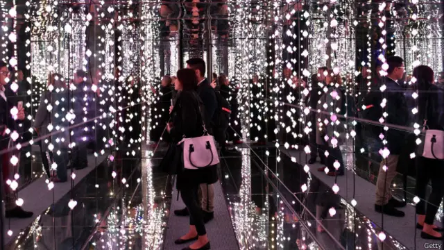 游客游览灯光节