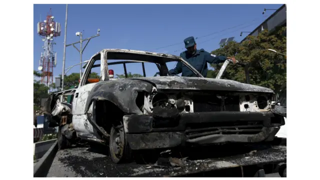  طالبان وايي، لومړی یې د هوټل دروازه په موټربم الوځولې او بیا یې جنګیالي هوټل نه ننوتلي دي. 
