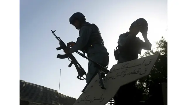 د برید په پیلېدو سره په سیمه کې ځانګړي افغان ځواکونه ځای پرځای شوي، پولیس وايي، برید کوونکي یې د مېلمستون ننوتو ته نه دې پرېښي. 