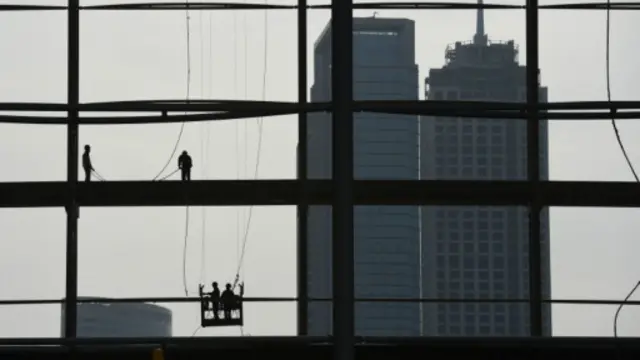 中國上半年經濟增速稍好於預期，但從結構上看，投資尤其是民間投資仍然低迷，房地產復蘇的勢頭可能已經終止。圖為天津金融街附近的一處建築工地。