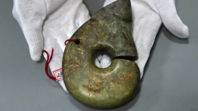 警方繳獲的紅山文化文物玉豬龍(新華社圖片10/4/2015)