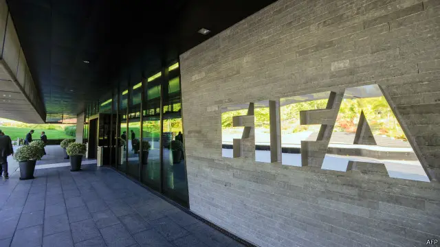 سوئٹزرلینڈ کے شہر زیورخ میں فٹبال کی عالمی تنظیم فیفا کےسات سرکردہ عہدیداروں کو بطور رشوت 15 کروڑ ڈالر لینے کے جرم میں حراست میں لیا گیا ہے