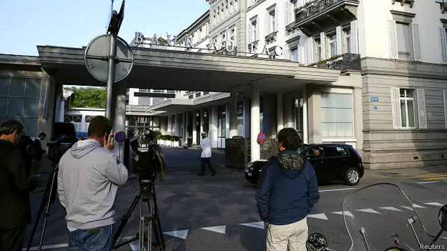 ज्यूरिख के उस होटल के बाहर जमा मीडियाकर्मी जहां से फ़ीफ़ा अधिकारियों को गिरफ्तार किया गया.