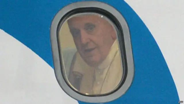 Kısa mesafeli uçuşlarda yerel havayolu şirketlerini kullanan Papa Francesco, Ocak 2015’teki Sri Lanka ziyareti sırasında da Sri Lanka Havayolları’na ait tarifeli sefer yapan uçağın camından böyle görüntülenmişti.