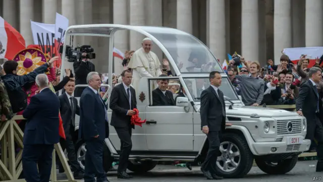 Papa'nın Merecedes marka aracına 'Papa-mobil' lakabı takılmış.