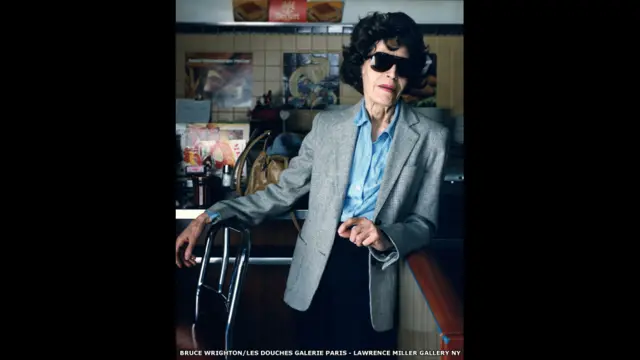 امریکہ سے تعلق رکھنے والے بروس رائٹن نے ’سٹریٹ فوٹوگرافی‘ کے دوبارہ آغاز سنہ 1980 میں کیا تھا۔لارج فارمیٹ کیمرے سے وہ بنگہمٹن کے عام شہریوں کی تصاویر بناتے تھے۔ ان تصاویر میں سنہ 1987 میں نیو یارک میں وولزورتھ کاؤنٹر پر کھڑی اس نابینا خاتون کی تصویر بھی شامل ہے۔