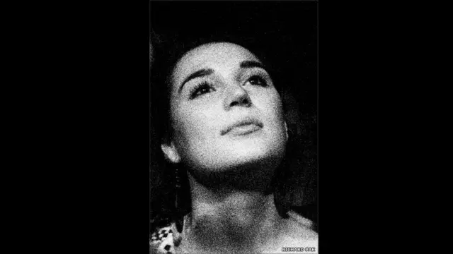 اس نمائش میں رچرڈ پیک کی سلسلہ وار تصاویر جن کا عنوان ہے’میں صرف اس خدا پر ایمان رکھتا ہوں جو ناچ سکتا ہے‘ میں انھوں نے راک کانسرٹس میں دانے دار کلوزاپس تصاویر بنائی ہیں۔