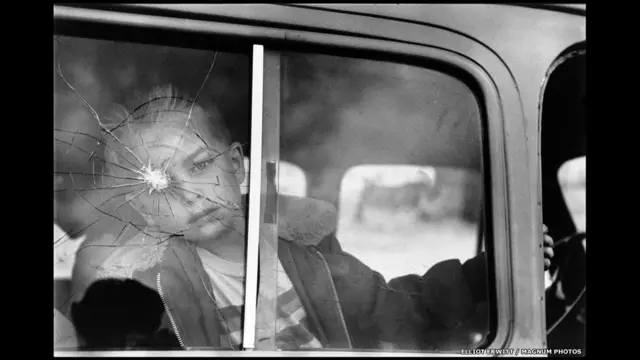 یہ فرانس میں ہونے والی پہلی نمائش ہے جس میں خصوصی طور پر پورٹریٹ کے علاوہ کورٹنی رائے، میٹ جیکب، یوسف سوینسلی اور مشہور امریکی فوٹوگرافر ایلیٹ ایروٹ کا کام شامل کیا گیا ہے۔