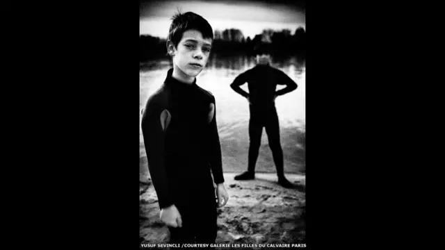 اس سال ترکی کے فوٹوگرافر یوسف سوینسلی نے شہر میں گھر میں فنکار کے کردار پر ایک ماہ گزارا۔ انھوں نے اپنے کام میں مقامی لوگوں کی نمائندگی پر توجہ دی ہے۔