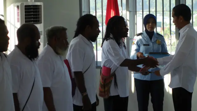 Presiden Jokowi memberikan grasi kepada lima tahanan politik terkait Organisasi Papua Merdeka.