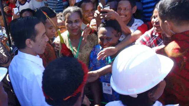 Presiden Jokowi disambut masyarakat dalam kunjungan ke Papua beberapa waktu lalu