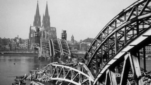 دوسری جنگِ عظیم کے دوران اتحادی بمباروں نے کولون شہر کو نشانہ بنایا تھا