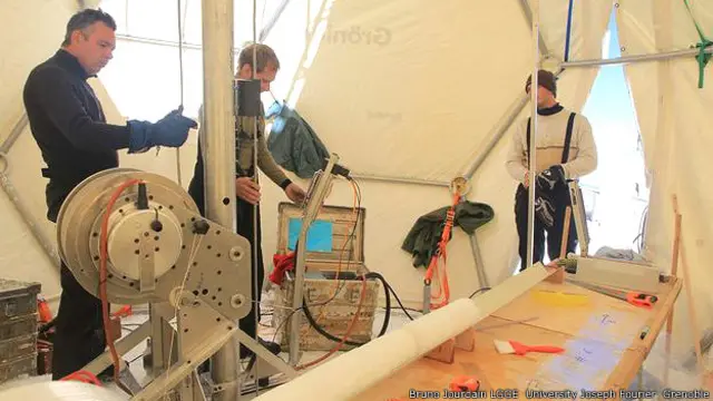 Científicos con taladros en el glaciar Col du Dome