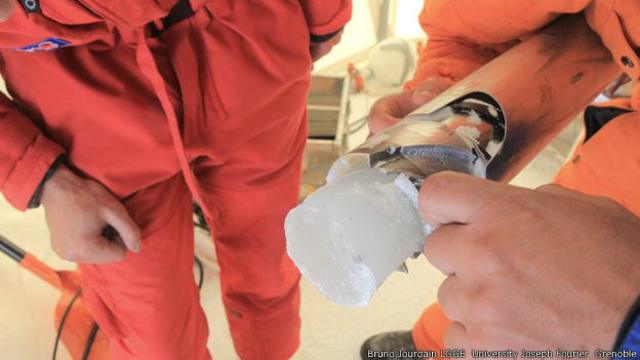 Científicos muestran el tubo de hielo extraído en una perforación 