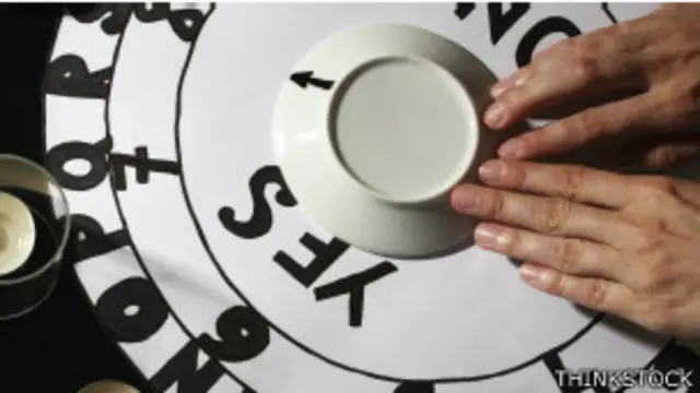 Alguien jugando a la ouija