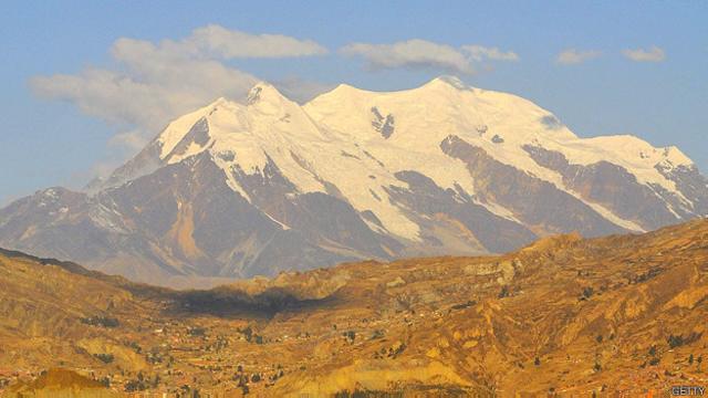 Montaña Illimani sobre La Paz en Bolivia