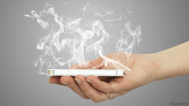 ¿Tu teléfono inteligente echa humo? Los motivos pueden ser varios.
