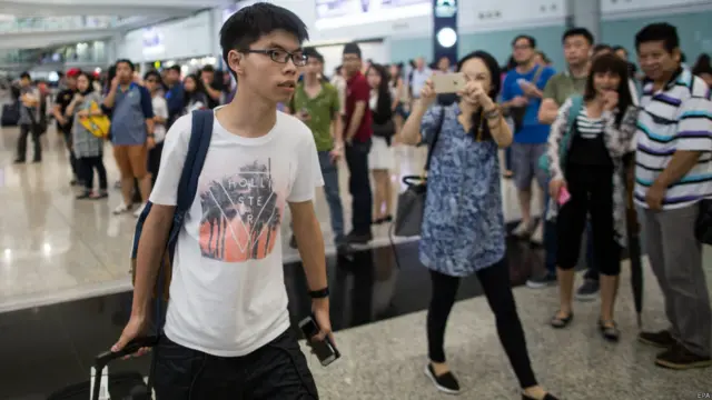 黄之锋在香港机场（26/5/2015）