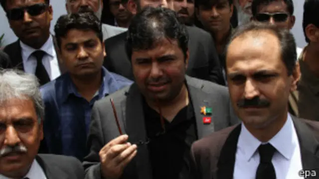 ကုမ္ပဏီ ဥက္ကဋ္ဌ Shoaib Sheikh (အလယ်)က စွဲချက်တွေကို ငြင်းဆိုထား။