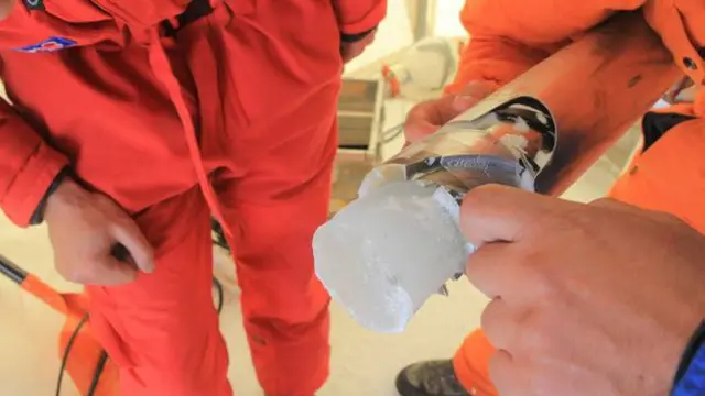 گلیشیئر سے 130 میٹر لمبی اور دس سینٹی میٹر قطر کی برف کی سلاخیں نکالی گئی ہیں