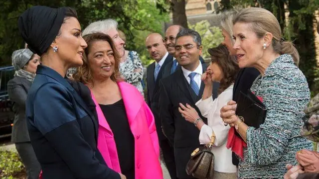از شیخه موزه (سمت چپ) به عنوان یکی از زنان تاثیرگذار خاورمیانه یاد می‌شود