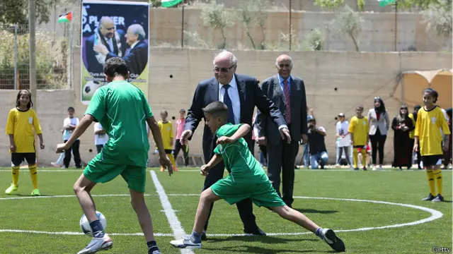 Блаттер играет в футбол с палестинскими детьми