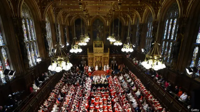Оглашение речи проходит в Вестминстерском дворце в Палате лордов, куда приглашают и членов Палаты общин